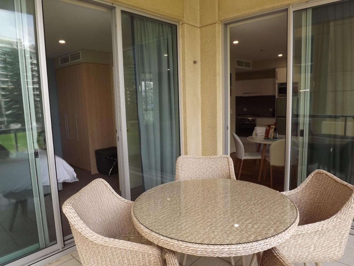 Beachside Luxury Apartments One & Two Bedroom In Beachfront Oaks Pier Building Glenelg Exterior foto