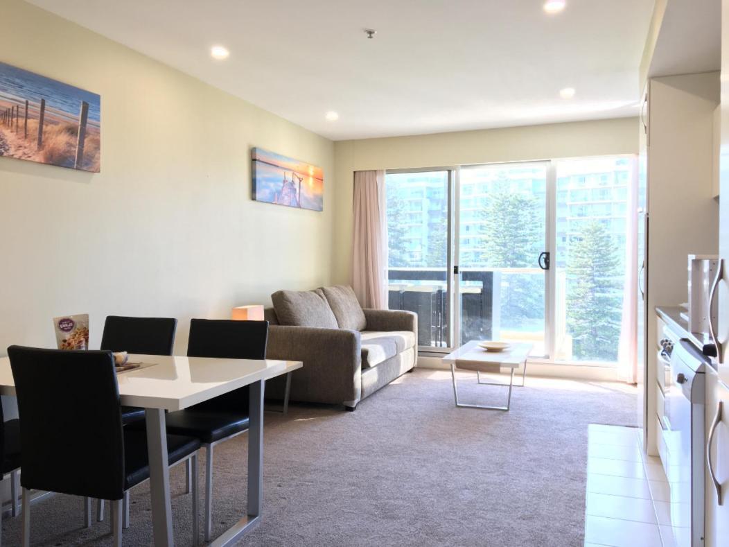 Beachside Luxury Apartments One & Two Bedroom In Beachfront Oaks Pier Building Glenelg Exterior foto