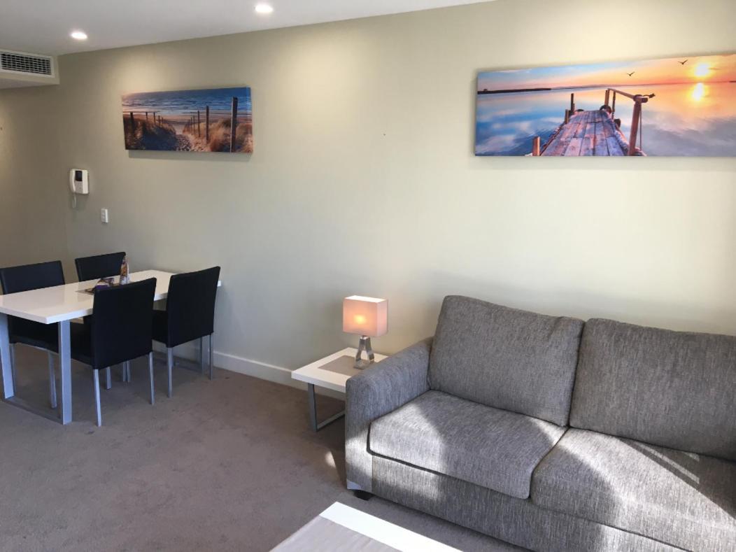 Beachside Luxury Apartments One & Two Bedroom In Beachfront Oaks Pier Building Glenelg Exterior foto