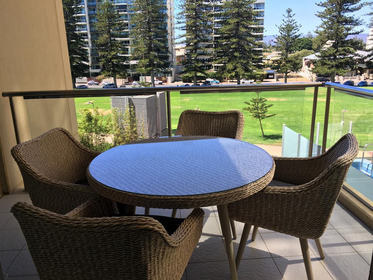 Beachside Luxury Apartments One & Two Bedroom In Beachfront Oaks Pier Building Glenelg Exterior foto